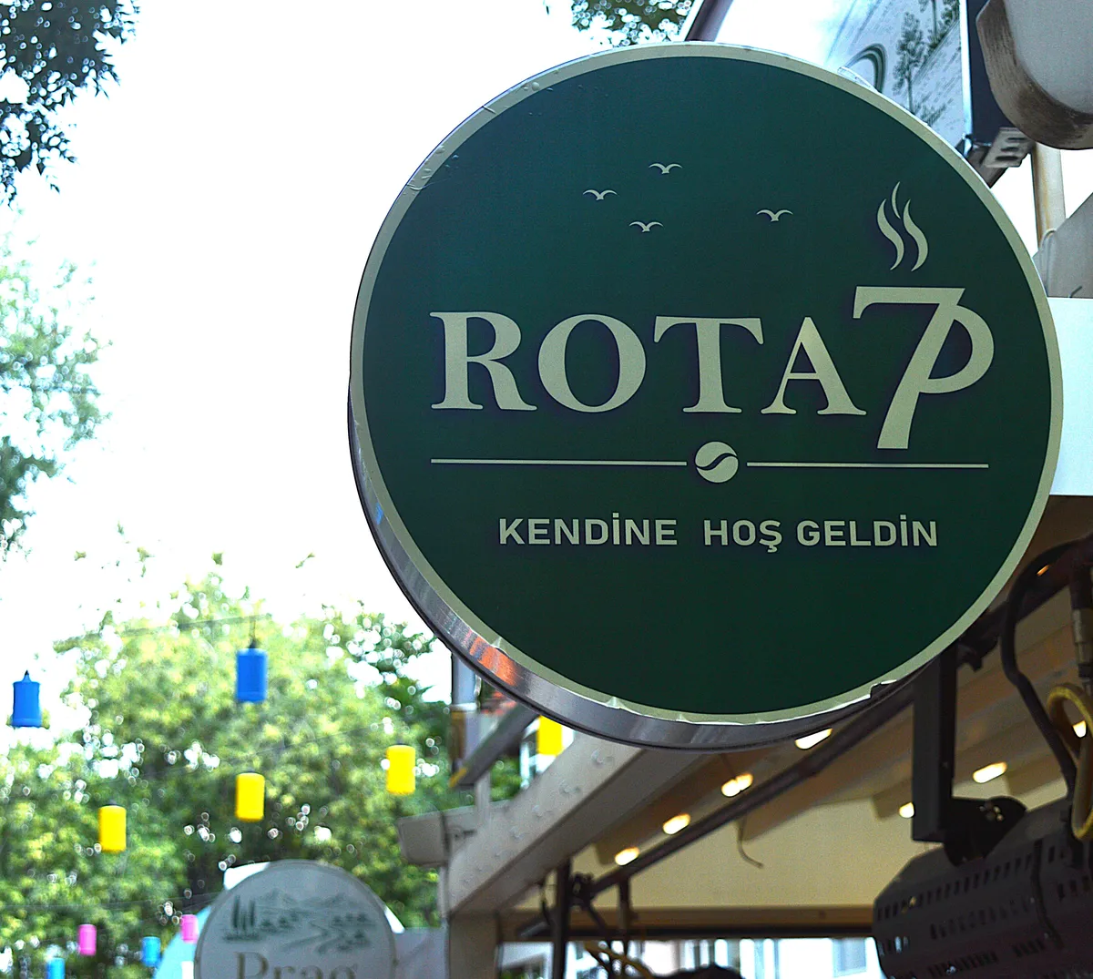 Ağaçların arasında Rota7 tabelası